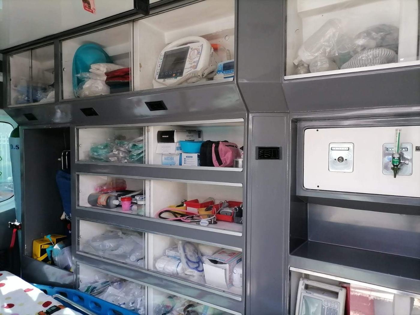 Monitor desfibrilador, toma de oxígeno y flujómetro en la cabina